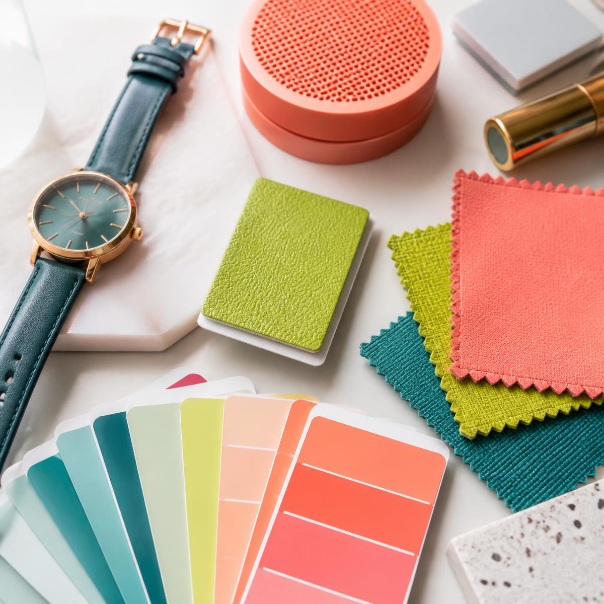 Productstalen, kleurenwaaier en een horloge op een lichte werktafel